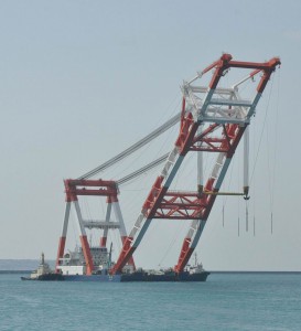 高さ最大１４５㍍に及ぶフローティングクレーン船＝28日、平良港下崎埠頭