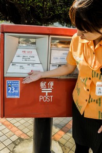 郵便局前のポストに貼られた海抜表示シール。大きさははがき大＝27日、宮古郵便局