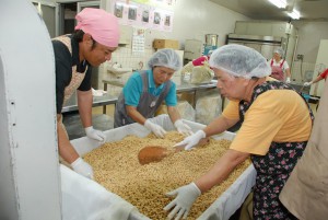 ゆでた大豆と麦こうじを混ぜる参加者たち＝23日、ＪＡの特産物加工施設