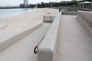 このほど完成したスロープ＝30日、パイナガマビーチ