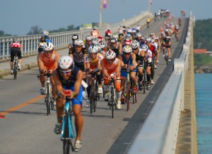 潮風を受けながら池間大橋を自転車で渡る選手たち