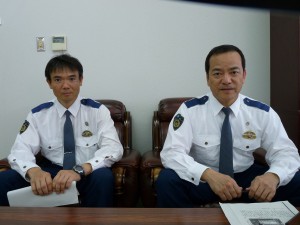 感想を述べる宮古島警察署の照屋副署長（右）と呉屋交通課長