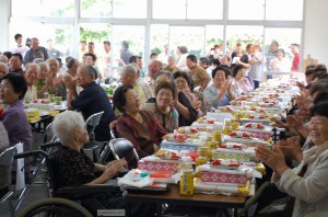 住民総出で１８９人のお年寄りの健康と長寿を祈り祝福した＝４月２９日、与那覇コミュニティーセンター