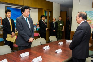 渡辺副大臣（左から2人目）が長濱副市長と面談し、地元協力に謝意を表した＝7日、市平良庁舎