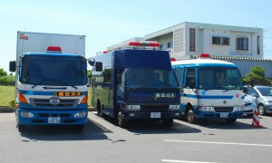 宮古島署の駐車場に配備された化学防護車（中央）