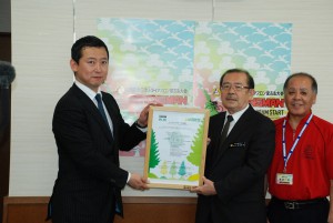 中西社長（左）から長濱副市長にカーボンオフセット証明書が手渡された＝１０日、市役所市長室