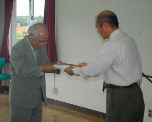 川満教育長（右）が各委員に委嘱状を交付した＝１９日、市中央公民館