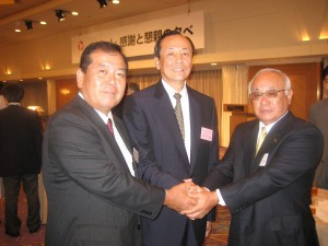ネピュレの加納社長（中央）に農産物をＰＲする下地市長（右）と嵩原さん（左）＝２３日、ホテルオークラ東京