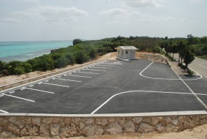 完成したバイオトイレ施設と駐車場＝４日、池間島