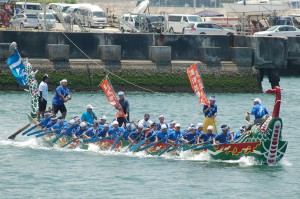 ２年連続６回目のレース優勝を果たした海洋池間民族チーム＝５日、那覇新港埠頭