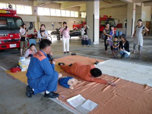 署員の救急実践を学ぶ母親たち＝１１日、宮古島市消防本部