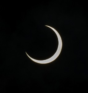 宮古島で観測された部分日食。この時刻に食の最大を迎えた＝２１日午前７時１０分、西平安名崎