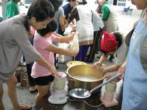 児童福祉週間の５月の活動は親子豆腐づくり＝城辺地区（市社会福祉センター）
