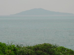 普段ははっきり見える大神島はうっすらとしか見えなかった＝５日午前１０時ごろ、池間島から