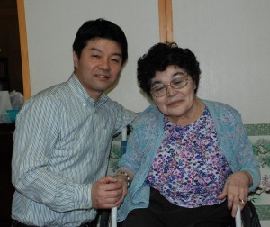 母のヨシさん（右）に研究成果を報告し喜ばせた益田勝吉さん＝２２日、城辺福里の自宅