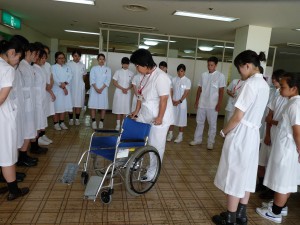 看護師の指導で車いすの移動を学ぶ生徒たち＝１５日、県立宮古病院