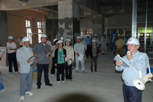 建設中の新宮古病院の１階部分を視察した参加者たち＝２４日、建築現場（旧宮古農林高校グランド跡地）