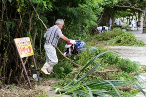 草刈りごみ拾いなどの清掃活動を行った＝２７日、上野宮国
