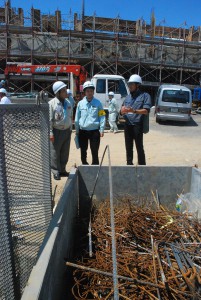 分別された鉄くずを確認する参加者ら＝２５日、久松中学校校舎建設現場