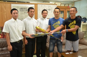金属バット１０本を野球部に寄贈した砂川さん（左から４人目）と和田さん（右）＝１７日、宮古高校