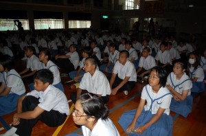 平和学習でカンボジアなどの地雷被害について学んだ生徒たち＝１９日、久松中体育館