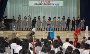 岡山城東高の生徒がミュージカル「ももたろう」を演じ、島の児童生徒との交流を深めた＝１８日、池間小中学校体育館