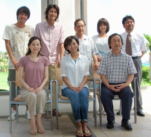 主要キャストが抱負を述べた（前列左から）森下さん、夏菜さん、武田さん、（後列左から）渡部さん、速水さん、平良さん、川満さん、藤木さん＝１７日、宮古島東急リゾート