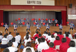 福嶺中の生徒たちは地元の伝統芸能「保良ヨンシー」を舞台で披露した＝１５日、真和志中体育館