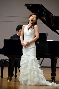 美しい歌声で観客を魅了した砂川涼子さん＝２２日、マティダ市民劇場