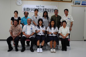 奨学生の外間さん（前列右から２人目）と垣花さん（同３人目）と関係者の皆さん＝１１日、多良間村役場２階会議室