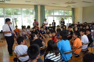 「沖縄人はどこから来てどこに行くのか！」をテーマに行われた公開授業＝２５日、久松小学校