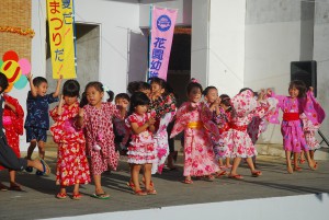 元気いっぱいに踊る子どもたち＝１６日、市中央公民館の野外ステージ