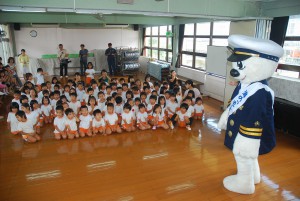 海上保安庁のキャラクター「うみまる」が登場し、子どもたちを喜ばせた＝１４日、みつば幼稚園
