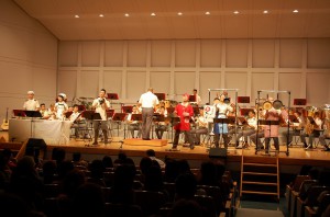 陸自第１５音楽隊が「キッチン変奏曲」など多彩な演目を披露した＝２１日、マティダ市民劇場