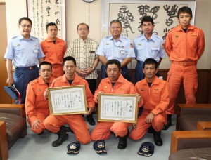 長濱副市長（後列左から３人目）に優勝を報告する消防職員たち＝５日、市役所平良庁舎
