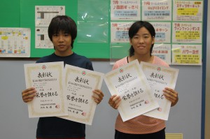 九州中学校水泳競技大会に出場する川満君（左）と砂川さん＝２０日、スポーツアカデミー宮古島