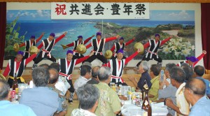部落会青年部による伝統的な踊り「保良ヨンシー」が披露されると、豊年祭の会場は大いに沸き返った＝２２日、保良農村総合管理センター