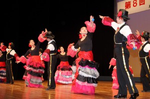 「星のフラメンコ」の歌に合わせてフラメンコを優雅に踊る西辺学区婦人会の皆さん＝１５日、マティダ市民劇場