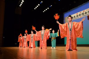 舞台では琉舞、日舞、エイサーなど多彩な演目が披露された＝７日、マティダ市民劇場