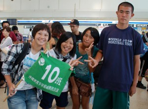 結団式の後、元気な笑顔で九州へと出発した（写真左から）波名城さん、仲里さん、川満さん、仲間君＝３１日、那覇空港