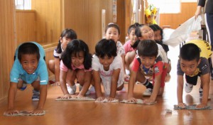 みんなで廊下を清掃する児童たち＝２０日、久松小学校