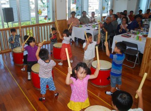 子どもたちが元気いっぱいに和太鼓を披露し、盛り上げた＝１４日、おおぞら南保育所