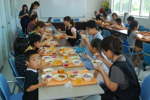 全員が学校給食料理を楽しそうに食べていた＝４日、市伊良部公民館