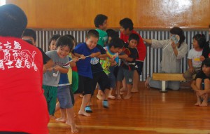 綱引き大会で力いっぱい綱を引く子どもたち＝２５日、市児童センター