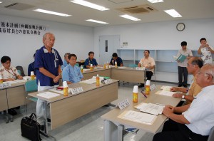 仲井真知事（手前左）と県企画部が宮古島市、多良間村に対し沖縄21世紀ビジョン基本計画（沖縄振興計画）の概要説明を行った＝１５日、市平良庁舎