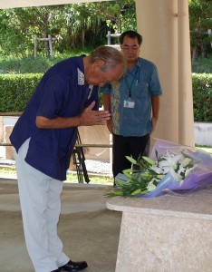 終戦記念日に宮古を訪れた仲井真知事は南静園納骨堂で献花し祈りをささげた＝１５日、宮古南静園納骨堂
