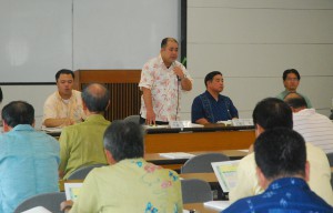 新たな沖縄振興計画を説明する県の関係者ら＝１５日、宮古合同庁舎