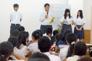 宮古総合実業高の生徒４人がエコプロジェクトについて英語でプレゼンテーションを行った＝１９日、恩納村、しまんちゅクラブ