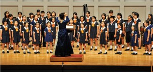 澄んだ歌声を披露したみやこ少年少女合唱団。指揮は宮国貴子さん