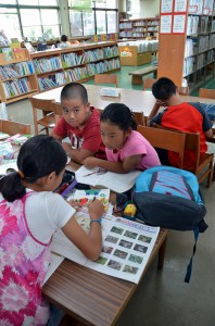 夏休みの宿題に取り組む子どもたち＝３０日、平良図書館